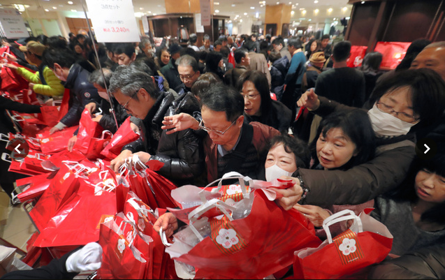 日本数千人商场排队等候新年首卖 福袋被疯抢供不应求(组图)|福袋|排队|商场_新浪新闻