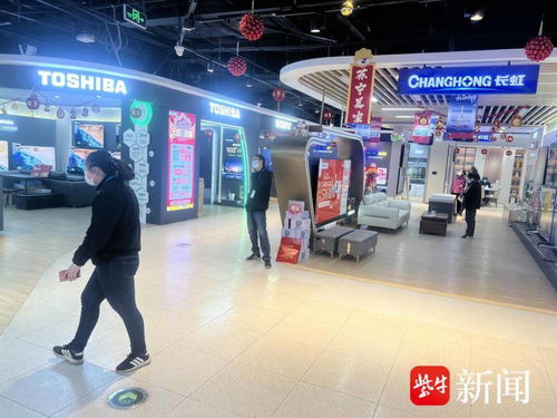边逛街边购物 市民节前乐呵呵备年货忙新年