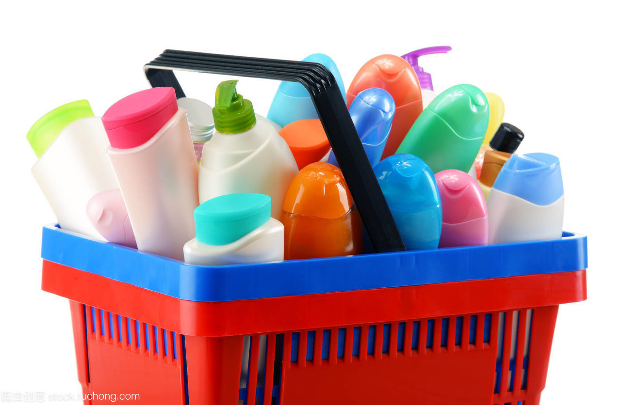 白色购物篮中的身体护理与美容精选