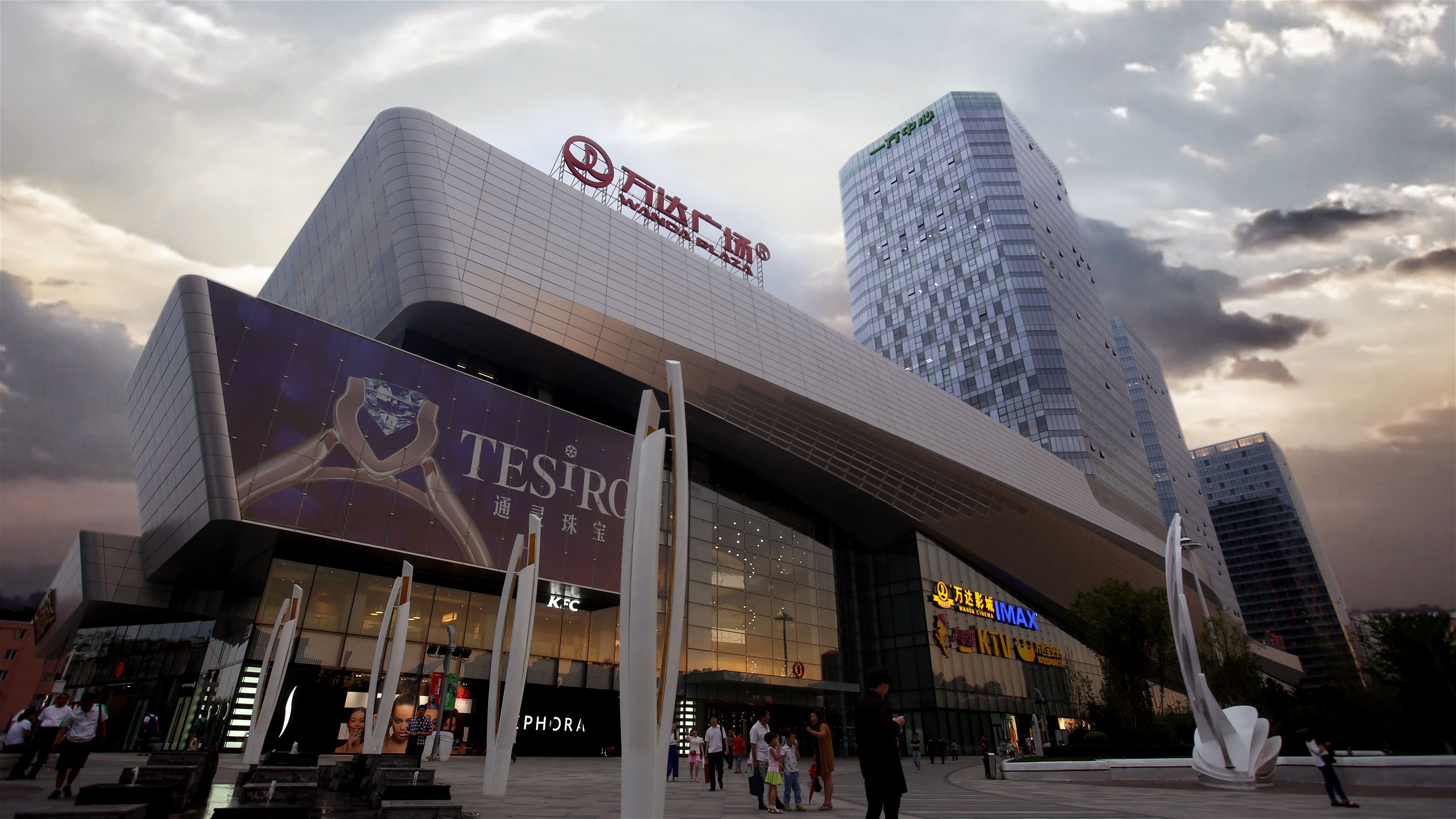 万达广场逆势扩张，王健林的新战略布局