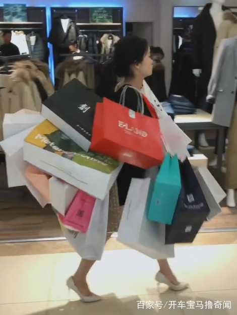 美女独自逛商场买东西，销售员都看傻眼了